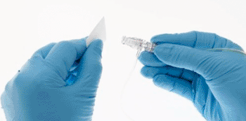 Imagen: El conector sin agujas NanoClave (Fotografía cortesía de ICU Medical).
